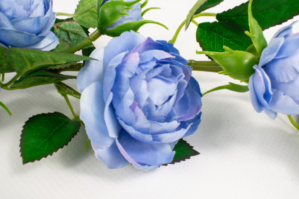 sztuczna roza galazkowa niebieska