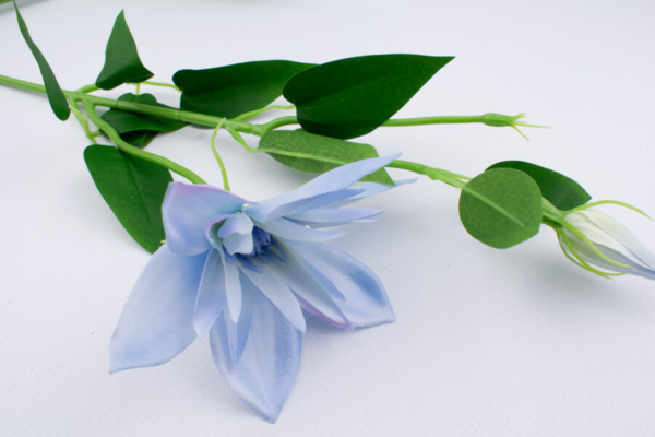 sztuczny klematis niebieski